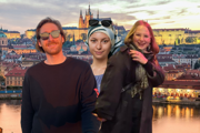 Adam Harton, Petra Pauerová a Mária Gaburová dlhodobo žijú v Prahe.