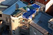 Nadstavba nebola súčasťou schváleného projektu na stavebné úpravy rodinného domu. Úrad teraz preverí, či zvýšením vrchného podlažia (na snímke viditeľné biele tvárnice) a rozšírením jeho pôdorysu nedošlo k porušeniu zákona. 