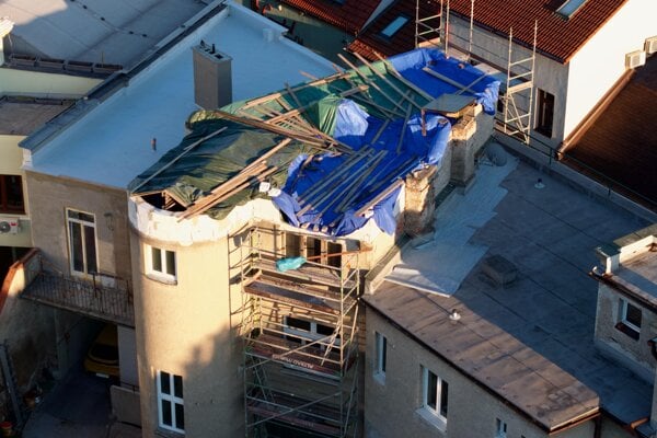 Nadstavba nebola súčasťou schváleného projektu na stavebné úpravy rodinného domu. Úrad teraz preverí, či zvýšením vrchného podlažia (na snímke viditeľné biele tvárnice) a rozšírením jeho pôdorysu nedošlo k porušeniu zákona. 