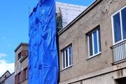 Nový múr z bielych tvárnic svieti do ďaleka a je neprehliadnuteľný aj z ulice. Zakryté lešenie na snímke už pred niekoľkými dňami z Vrátnej ulice odstránili.