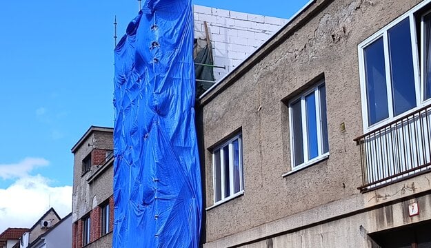 Nový múr z bielych tvárnic svieti do ďaleka a je neprehliadnuteľný aj z ulice. Zakryté lešenie na snímke už pred niekoľkými dňami z Vrátnej ulice odstránili. (zdroj: Korzár/Peter Jabrik)