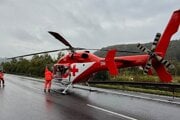 Vrtuľník pristál priamo na ceste I/11.