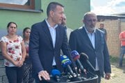 Minister školstva Tomáš Drucker (Hlas-SD), starosta obce Malý Slivník Jozef Javorský a splnomocnenec vlády SR pre rómske komunity Alexander Daško na tlačovej konferencii v obci Malý Slivník v okrese Prešov.