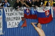 Filip Hološko (bez dresu) strelil druhý gól Severnému Írsku v roku 2009. Na zápase bolo veľa divákov zo Slovenska, ktorí v Belfaste pracovali. 