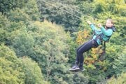 Prvý rok fungovali s jedným lanom, teraz už mávajú na Hrádku natiahnuté dve. "O jeho nosnosť sme sa nebáli, tá ďaleko presahuje jeho skutočné zaťaženie. Druhý rok sme prešli na systém dvoch lán, ktoré omnoho menej previsnú, a preto je ľahšie prerúčkovať na koniec," vysvetľuje Juraj Kankula. 