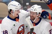 Jonathan Drouin a Matthew Schaefer.