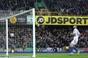 Milan Škriniar sleduje loptu v slovenskej sieti v zápase kvalifikácie MS 2026 Severné Írsko - Slovensko. 