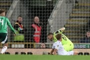 Patrik Hrošovský a Martin Dúbravka počas zápasu Severné Írsko - Slovensko v kvalifikácii MS vo futbale 2026. 