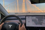 Interiér vlajkového vozidla Modelu Y značky Tesla.