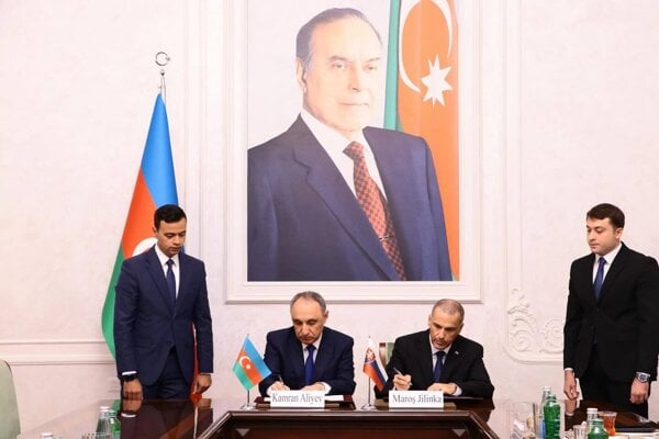 Maroš Žilinka pri podpise memoranda o spolupráci s generálnym prokurátorom Azerbajdžanu.