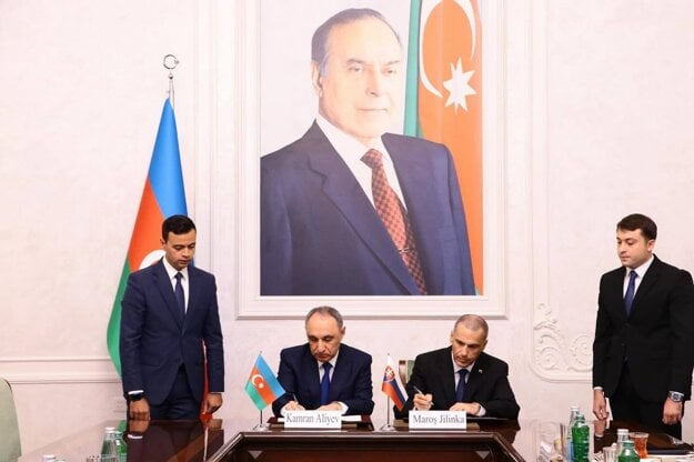 Maroš Žilinka pri podpise memoranda o spolupráci s generálnym prokurátorom Azerbajdžanu. (zdroj: FB/Slovenské veľvyslanectvo v Azerbajdžane)