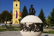Pamätník Mórica Beňovského vo Vrbovom.