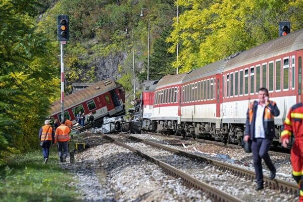 Zvyšky vlakov sú už preč, dopravu obnovili po jednej koľaji.