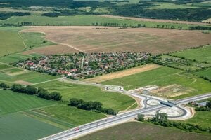 Premrštená cena, rezignácia riaditeľky. Šimkovičovej rezort po kritike cenu za pozemok znížil
