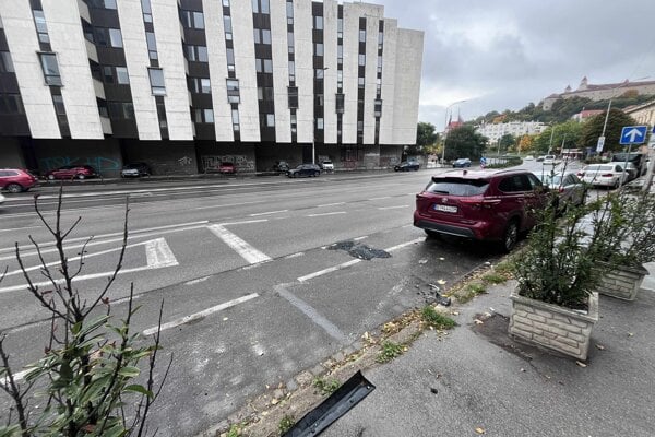 K nehode došlo na Staromestskej ulici pri MHD zastávke Zochova.