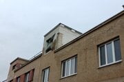 Lešenie a stavbu zakrývajúce plachty sú už nejaký čas preč. Teraz lepšie vidno, aké stavebné úpravy sa na Vrátnej 7 už urobili. Robotníkov tam od pondelkového zmareného štátneho stavebného dohľadu zatiaľ nebolo vidieť.