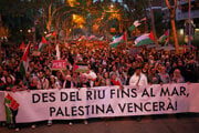 Demonštranti v Barcelone pochodujú s transparentom s nápisom v katalánčine „Od rieky k moru, Palestína zvíťazí“ počas protestu na podporu Palestínčanov a proti operáciám Izraelu.