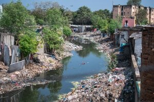 Za jedlo platia plastom. India bojuje netradične proti odpadu v uliciach
