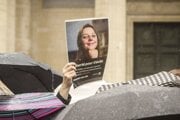 Portrét zadržiavanej Cécile Kohlerovej, ktorú v júli podporili na proteste v Paríži. 
