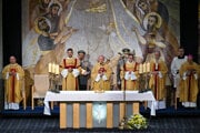  emeritný biskup ordinariátu Mons. František Rábek (uprostred) počas biskupskej vysviacky a uvedenia do úradu Mons. Pavla Šajgalíka.