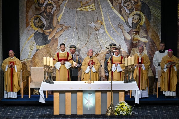  emeritný biskup ordinariátu Mons. František Rábek (uprostred) počas biskupskej vysviacky a uvedenia do úradu Mons. Pavla Šajgalíka.