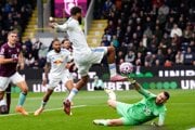 Martin Dúbravka v zápase proti Leedsu United.