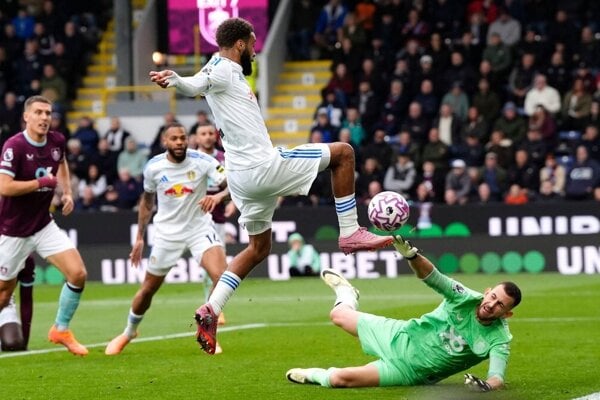 Martin Dúbravka v zápase proti Leedsu United.