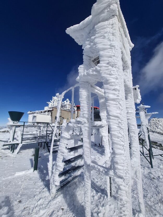 Záhradka meteorologickej stanice na Chopku. (zdroj: Marcela Ballová)