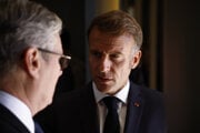 Britský premiér Keir Starmer v debate s francúzskym prezidentom Emmanuelom Macronom.