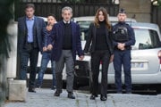 Bývalý francúzsky prezident Nicolas Sarkozy pri odchode z domu do väzenia so svojou manželkou Carlou Bruni.