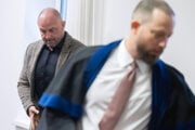 Norbert Bödör na súde, 22. októbra 2025. V popredí jeho právny zástupca Marek Para.