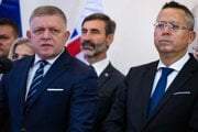 Premiér Robert Fico a vpravo minister financií Ladislav Kamenický.