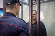 Novinár Andrzej Poczobut počas súdneho pojednávania v Grodne v Bielorusku.
