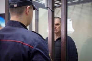 Novinár Andrzej Poczobut počas súdneho pojednávania v Grodne v Bielorusku.