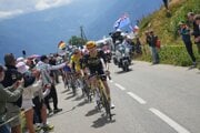 Cyklisti počas Tour de France 2025.