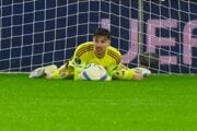 Dominik Takáč chytá loptu počas zápasu 2. kola ligovej fázy Konferenčnej ligy vo futbale AZ Alkmaar - ŠK Slovan Bratislava.