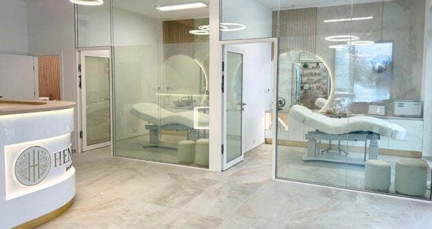 Moderný interiér salónu HENIMA, kde sa spája estetika, pokoj a profesionálna starostlivosť. (zdroj: Henima)