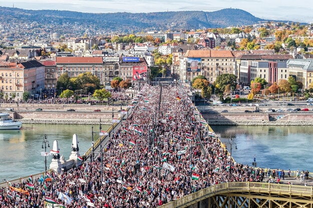 Provládny pochod v Budapešti na výročie revolúcie z roku 1956. (zdroj: TASR/AP)