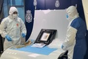 Španielska polícia zverejnila zábery expertov skúmajúcich balík s obrazom.
