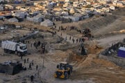 Palestínčania sledujú stroje a niektorých robotníkov z Egypta, ktorí hľadajú telá rukojemníkov v meste Hamad v Chán Júnis v južnom pásme Gazy.