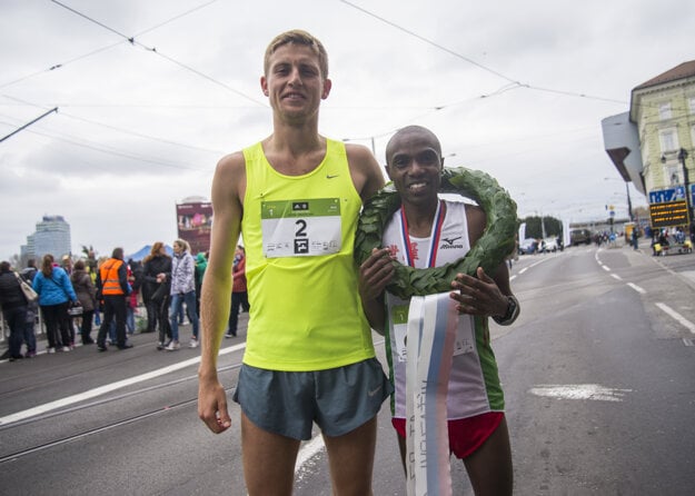 Vpravo víťaz Joel Maina Mwangi z Kene a druhý v cieli László Gregor z Maďarska. TASR