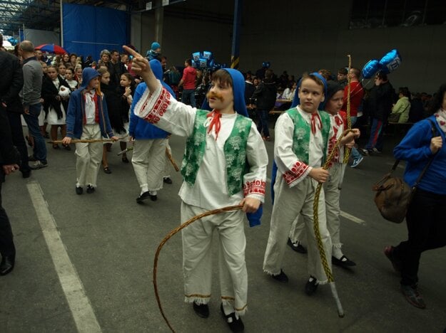 Ľudí bavili malí folkloristi.