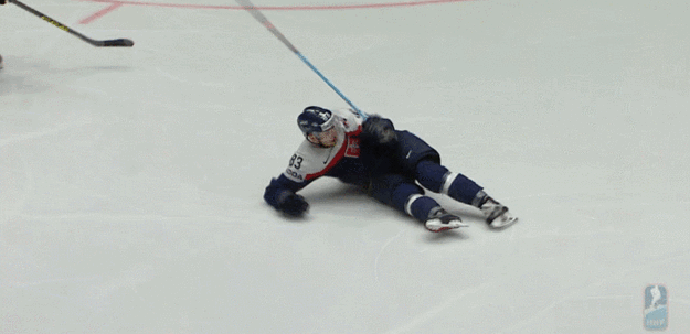 Matt Duchene fauluje Martina Bakoša.