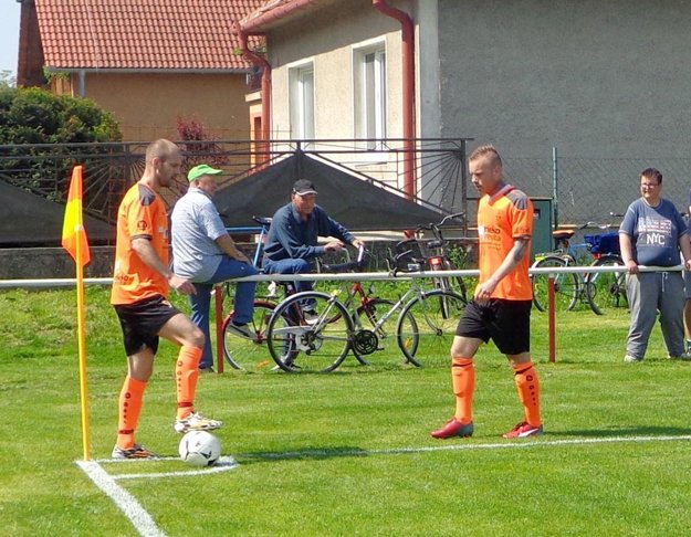 Bratská dvojica Imrich a Kristián Füleovci zahrávajú roh. Vpravo na kraji skalný fanúšik Horného Ohaja Lukáš Majtán. (zdroj: Ľuboš Modzga „Šuker“)