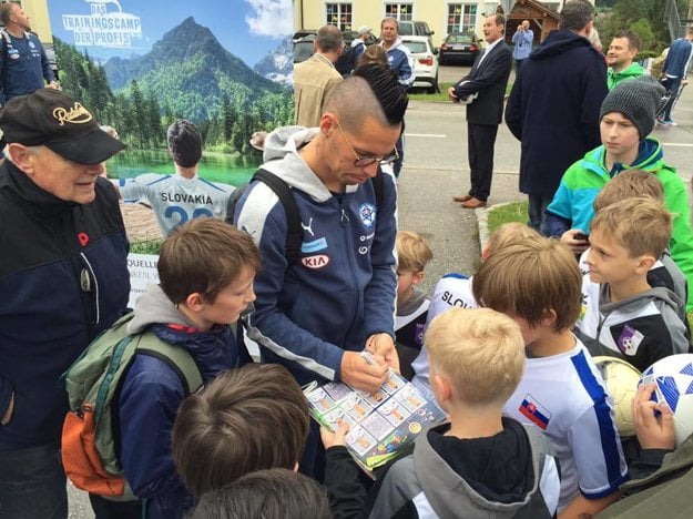Marek Hamšík detských žiadateľov o autogram málokedy odmietne. Je osobnosťou na ihrisku i mimo neho, myslí si Kozák.