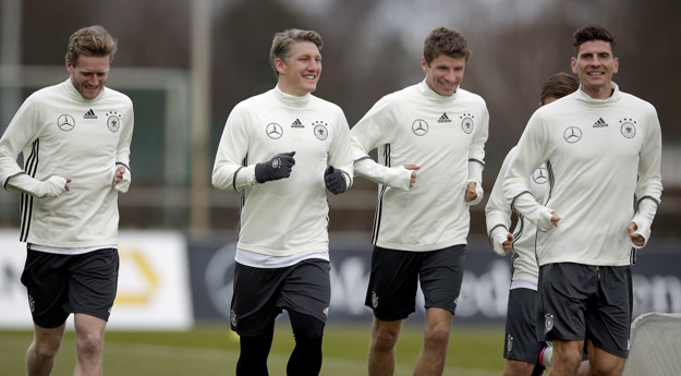 Bastian Schweinsteiger (druhý zľava) sa už pripravuje s národným tímom.