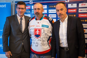 Zdeno Cíger (v strede) pózuje s prezidentom SZĽH Igorom Nemečkom (vpravo) a predsedom predstavenstva nového partnera Tipsport SK Jaroslavom Tarabom.
