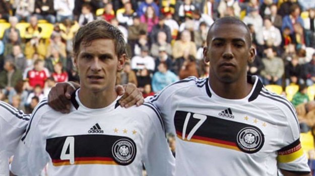 Ako prvý zamestnal nášho brankára obranca Jerome Boateng (č. 17).