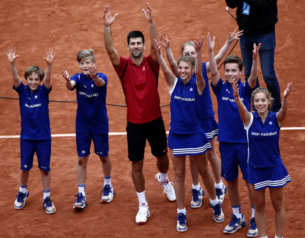 Novak Djokovič máva so zberačmi loptičiek po víťazstve