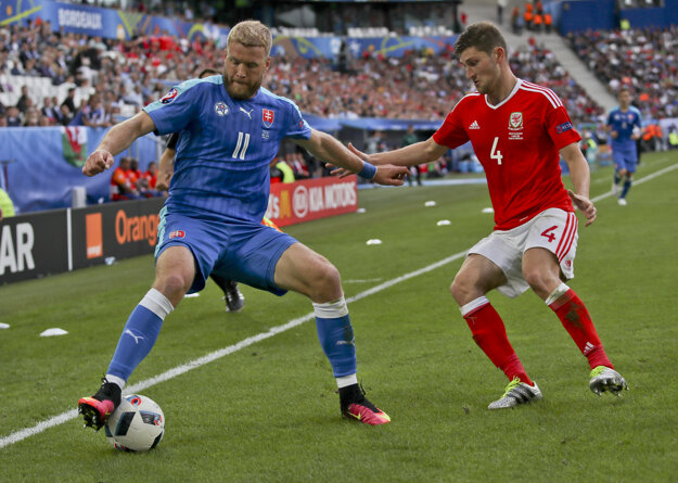 Adam Nemec (vľavo) srdnato bojoval s obranou súpera.